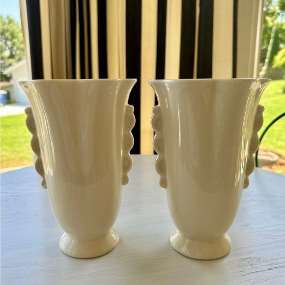 1950’S SET/2 , FLORAL VASES. SOFT CREAM COLOR WITH ONE SIDED FLORAL DESIGN. - Picture 5 of 12